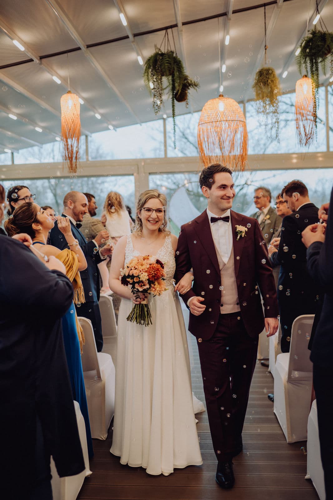 Ivonne und Richard bei der Hochzeit – Braut und Bräutigam Arm in Arm
